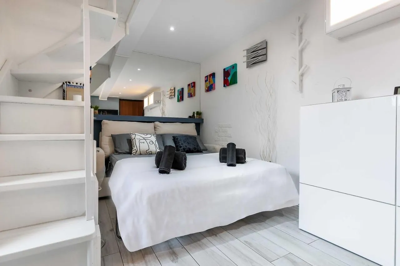 Daire Duomo In 8 Stops Suite Deluxe Loft Milano